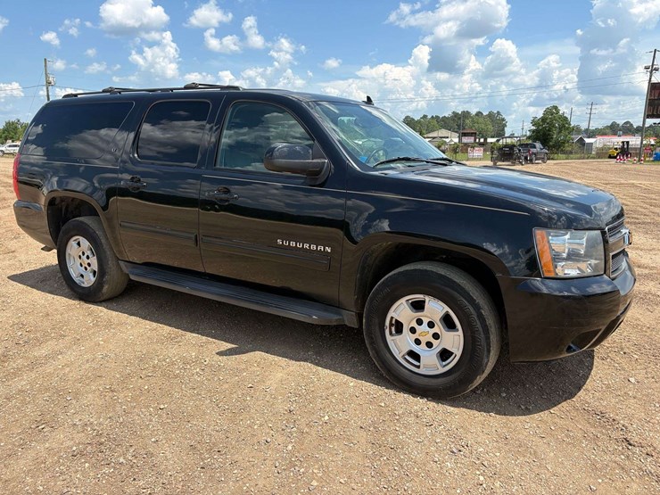 2012-chevrolet-suburban-1500-image-4