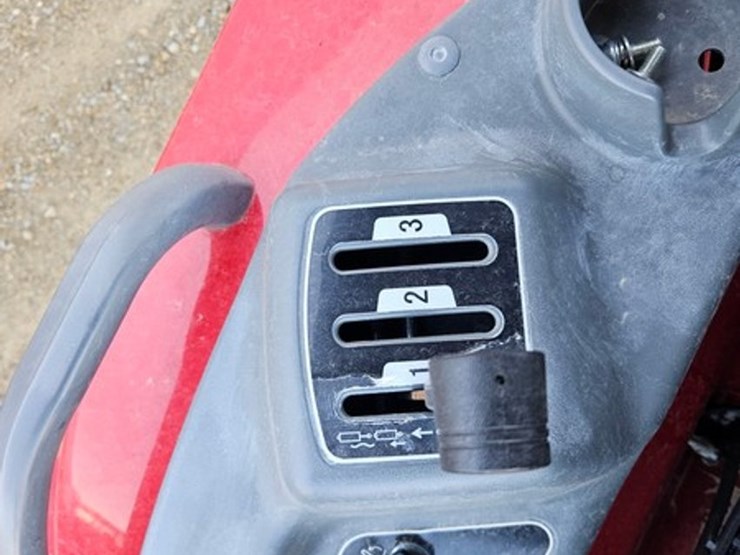 massey-ferguson-1735m-image-31
