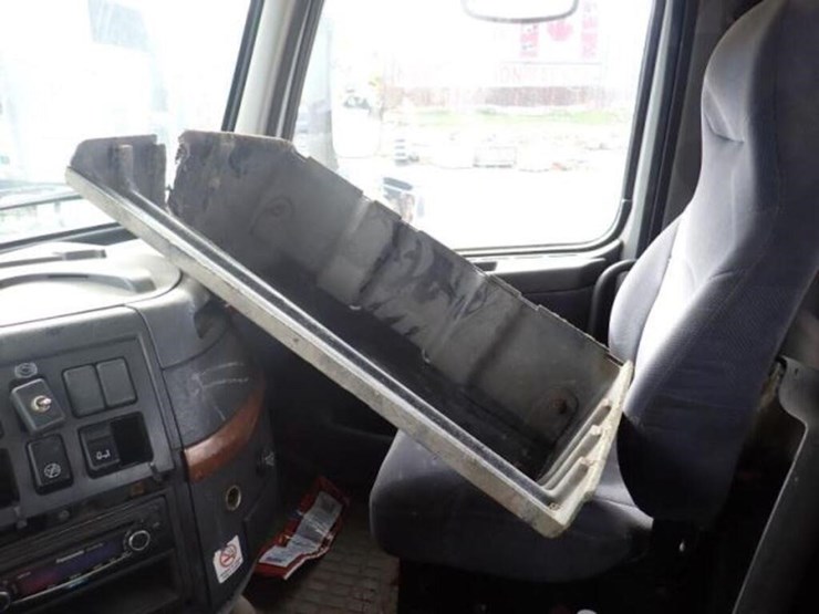 2005-volvo-vn-image-22
