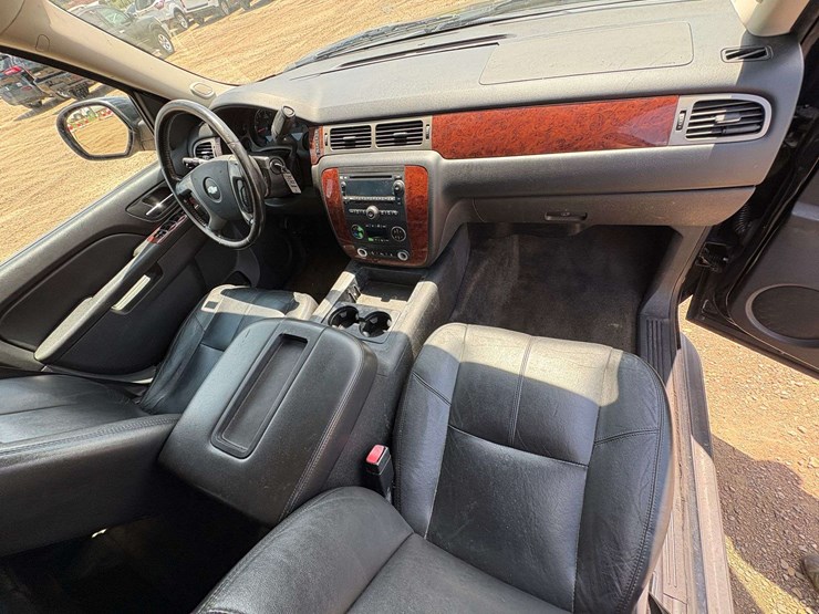 2012-chevrolet-suburban-1500-image-25