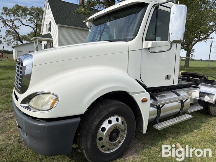 2007-freightliner-columbia-120-t/a-day-cab-truck-tractor-image-9