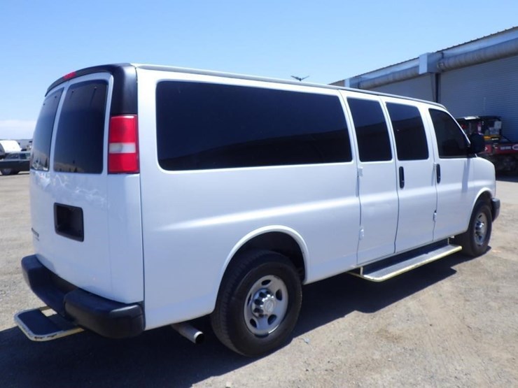 2016-chevrolet-express-3500-image-3