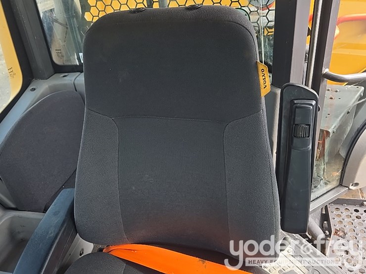 2023-volvo-a25g-image-47