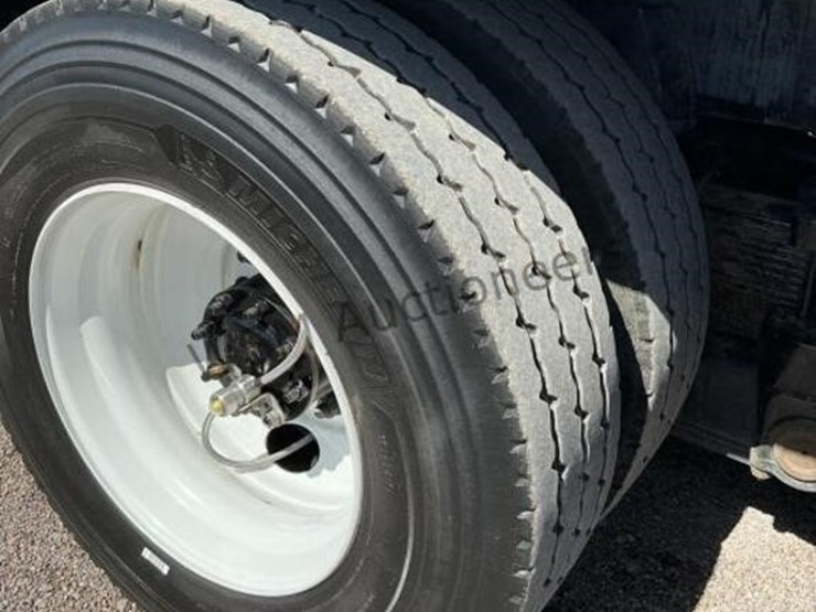 2012-freightliner-m2-106-image-8