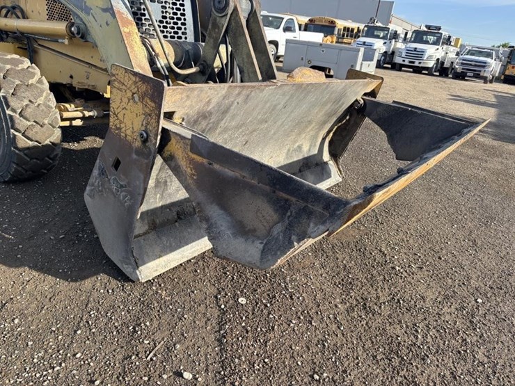 2010-deere-210lj-image-11