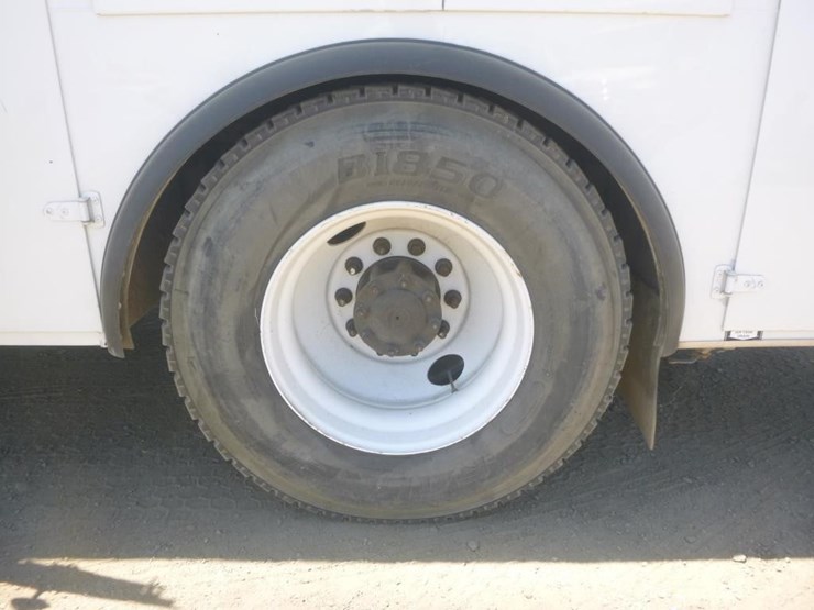 2013-hino-268-image-33