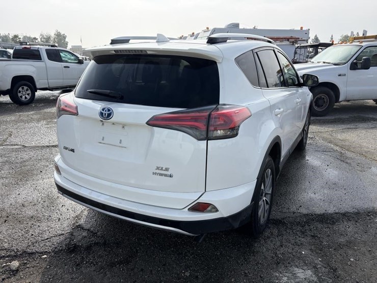 2016-toyota-rav4-image-3