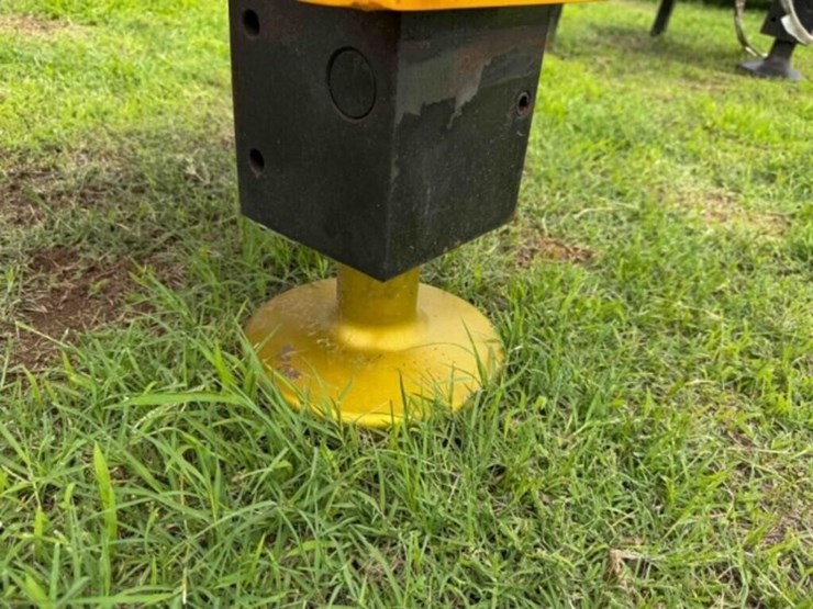 hydraulic-skidsteer-post-pounder/driver-image-3