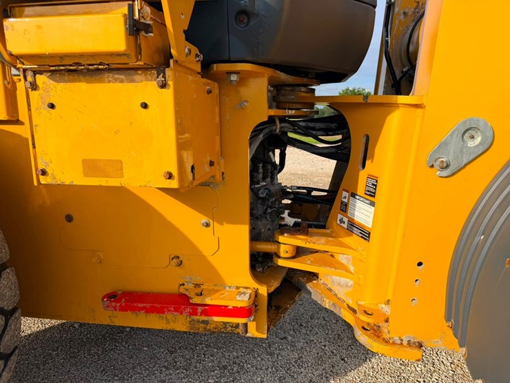 2019-deere-724k-image-21
