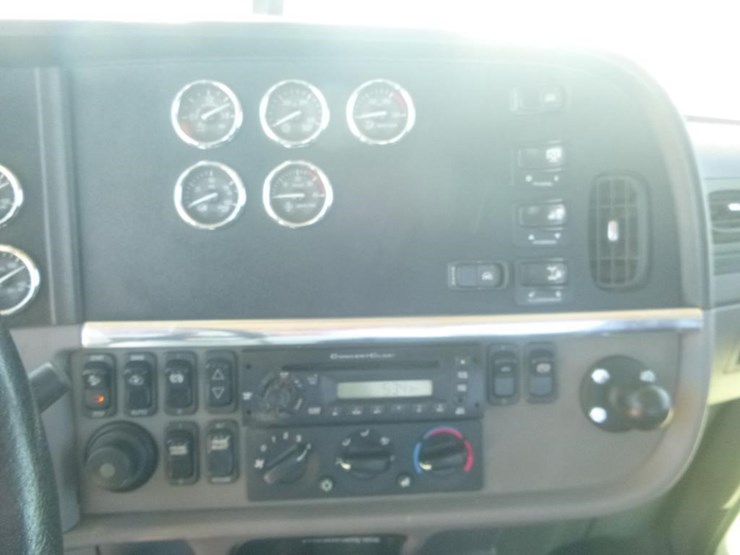 2013-peterbilt-384-image-12