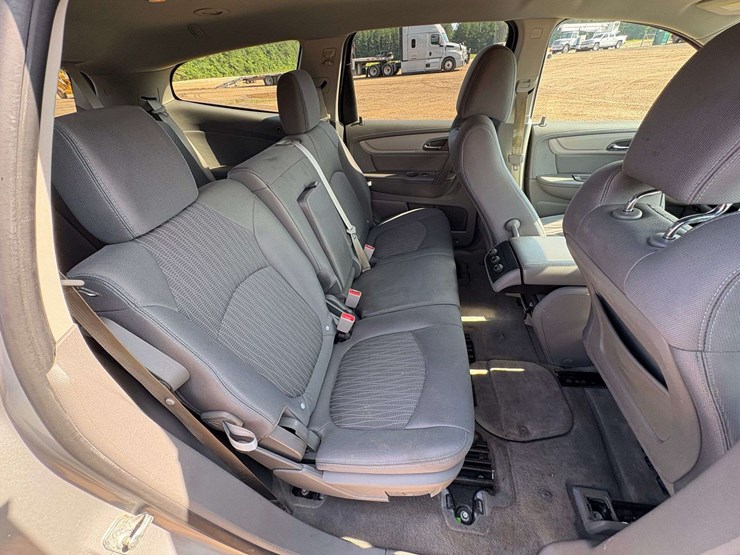 2016-chevrolet-traverse-ls-image-23