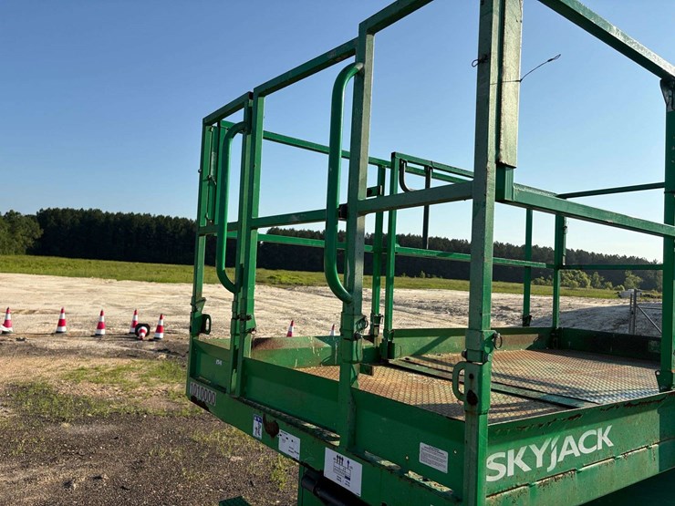 2017-skyjack-sj6832rt-image-10