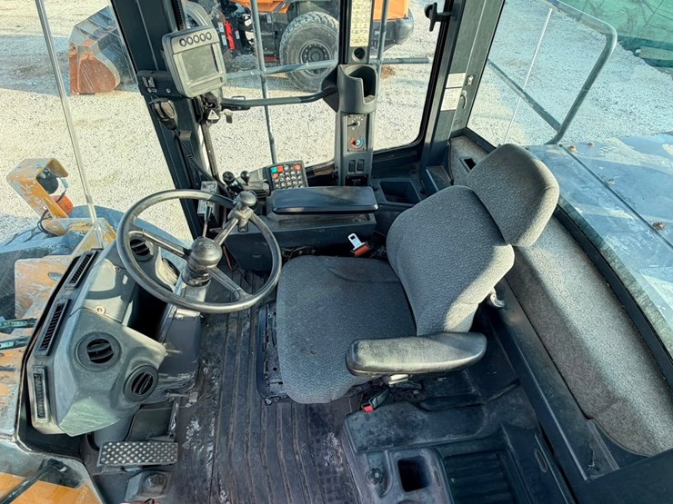 2019-deere-724k-image-31