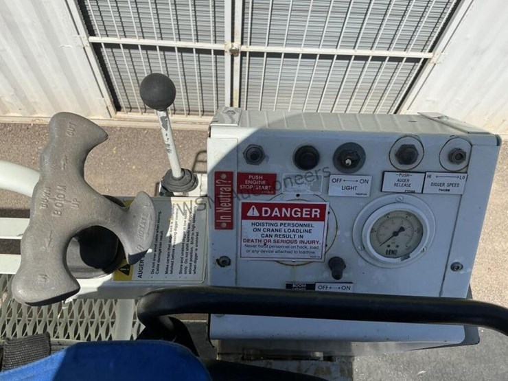 2011-freightliner-m2-106-image-20