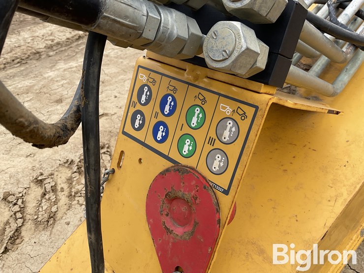 2020-deere-2412e-image-10