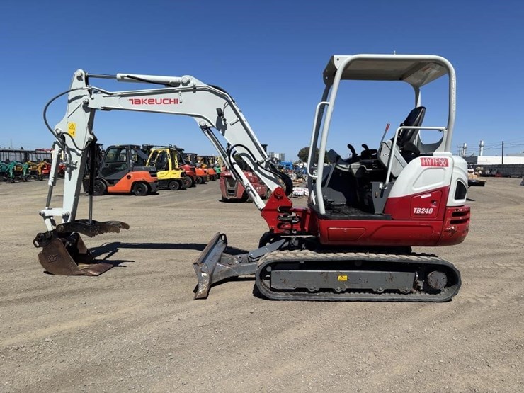 2016-takeuchi-tb240-image-5