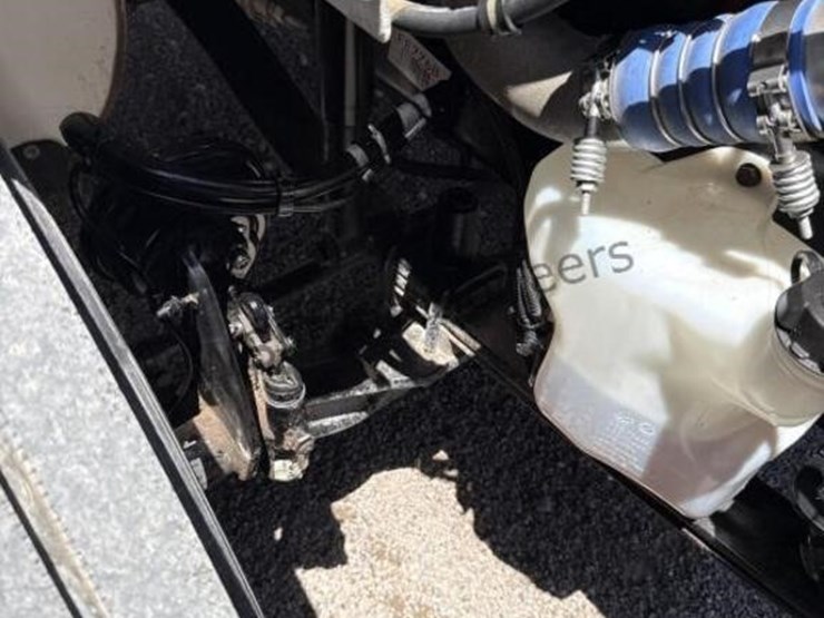 2013-freightliner-m2-106-image-28