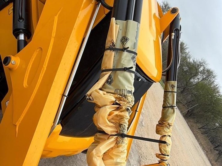 2024-jcb-3cx-image-23