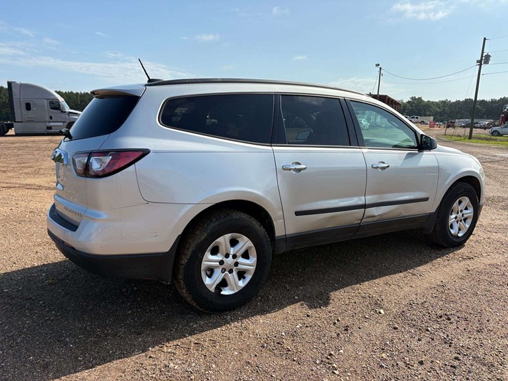 2016-chevrolet-traverse-ls-image-3