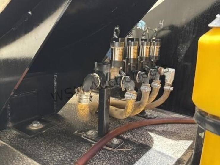 2013-freightliner-m2-106-image-20