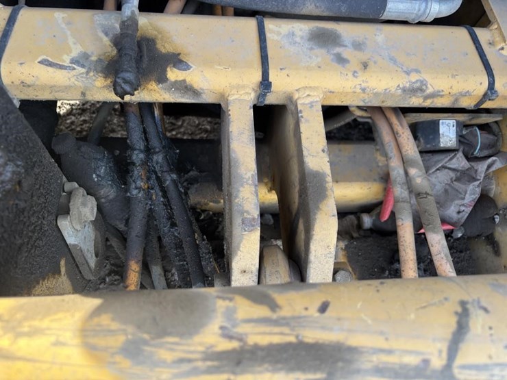 2010-deere-210lj-image-23