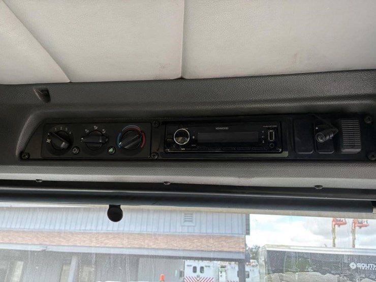 2014-peterbilt-320-image-18