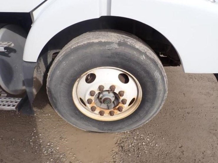 2005-volvo-vn-image-61