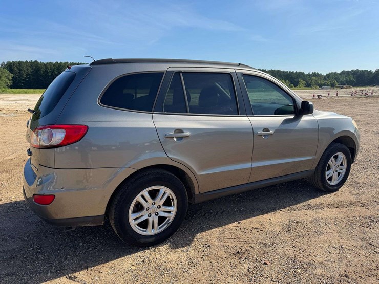 2011-hyundai-santa-fe-image-3