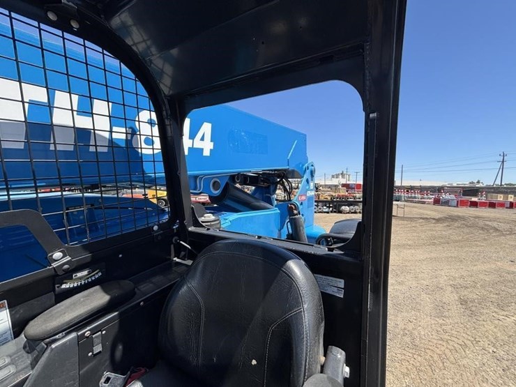 2019-genie-gth844-image-36