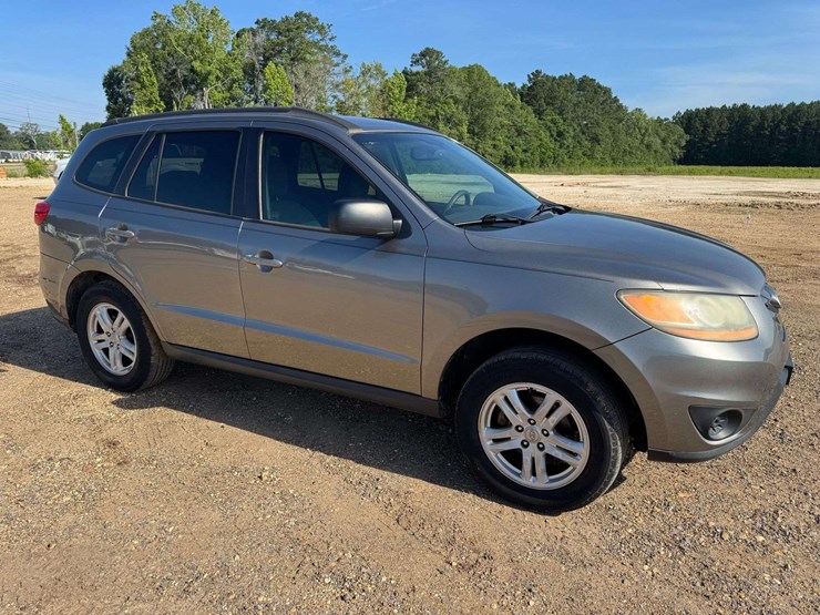 2011-hyundai-santa-fe-image-2