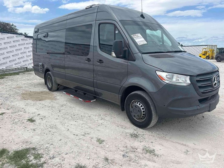 2021-mercedes-benz-sprinter-4500-image-2