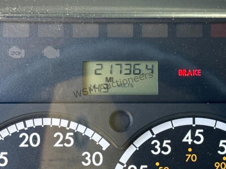 2013-freightliner-m2-106-image-37