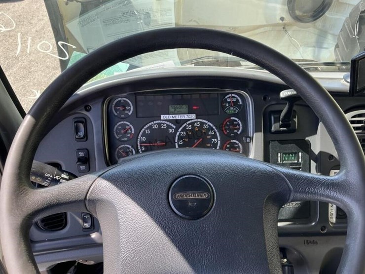 2011-freightliner-m2-106-image-28