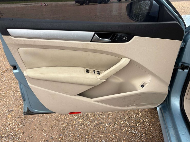 2012-volkswagen-passat-se-diesel-4-door-sedan-(172,508-miles)-image-11