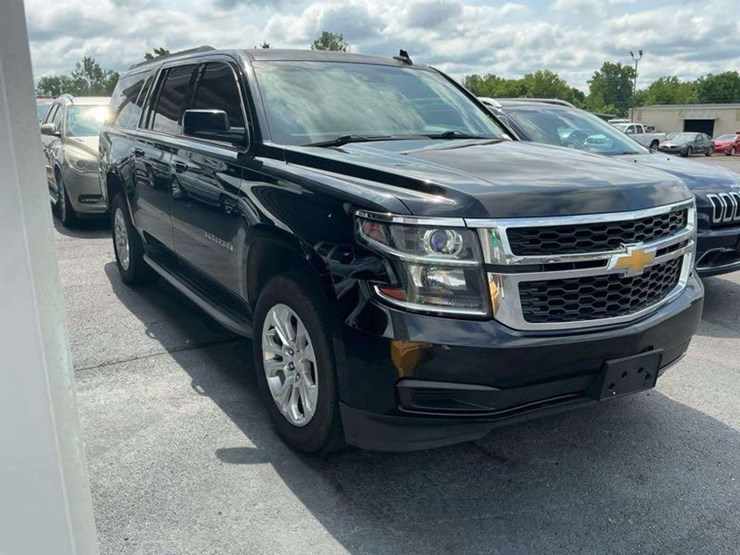 2016-chevrolet-suburban-1500-image-1