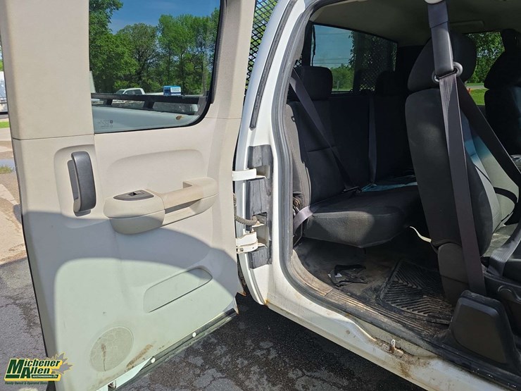 2011-chevrolet-silverado-3500hd-image-28