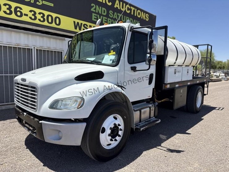 2013-freightliner-m2-106-image-3
