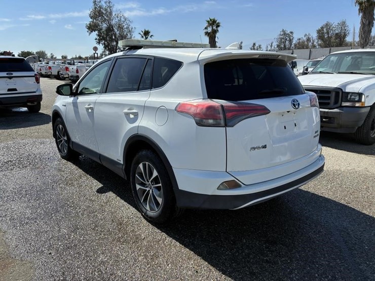 2016-toyota-rav4-image-4