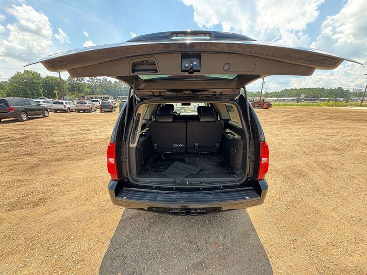 2012-chevrolet-suburban-1500-image-18