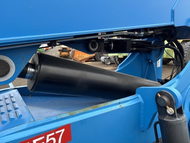 2019-genie-gth844-image-38