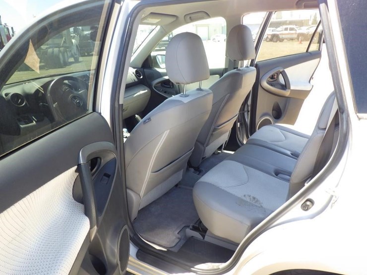 2014-toyota-rav4-image-7
