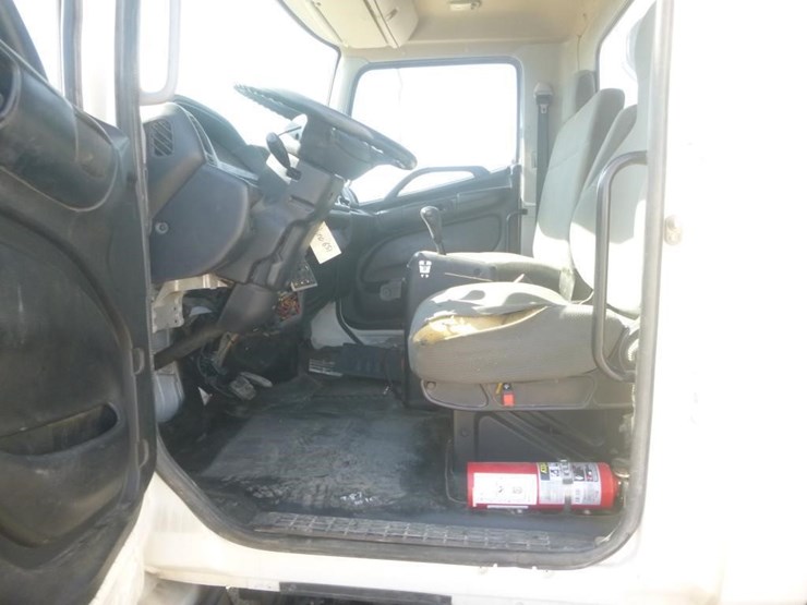 2015-hino-268-image-23