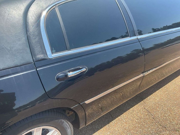 2008-lincoln-town-car-limousine,-image-1