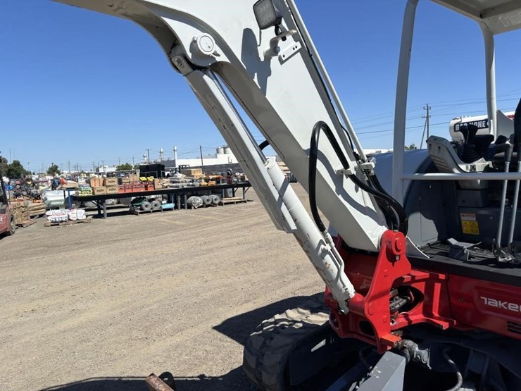 2016-takeuchi-tb240-image-19
