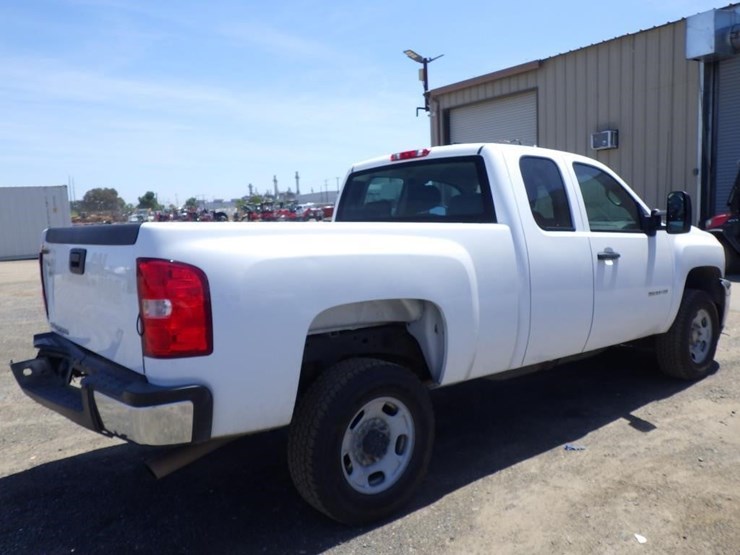 2013-chevrolet-2500hd-image-3