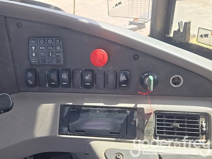 2022-volvo-a25g-image-58