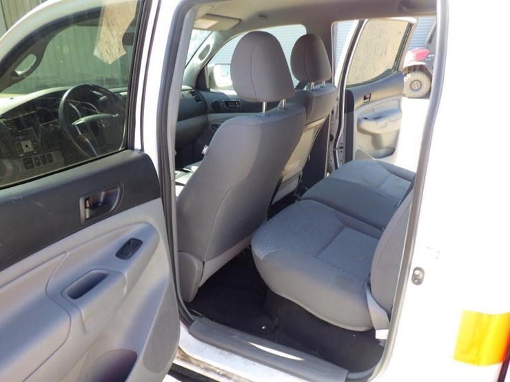 2013-toyota-tacoma-image-8
