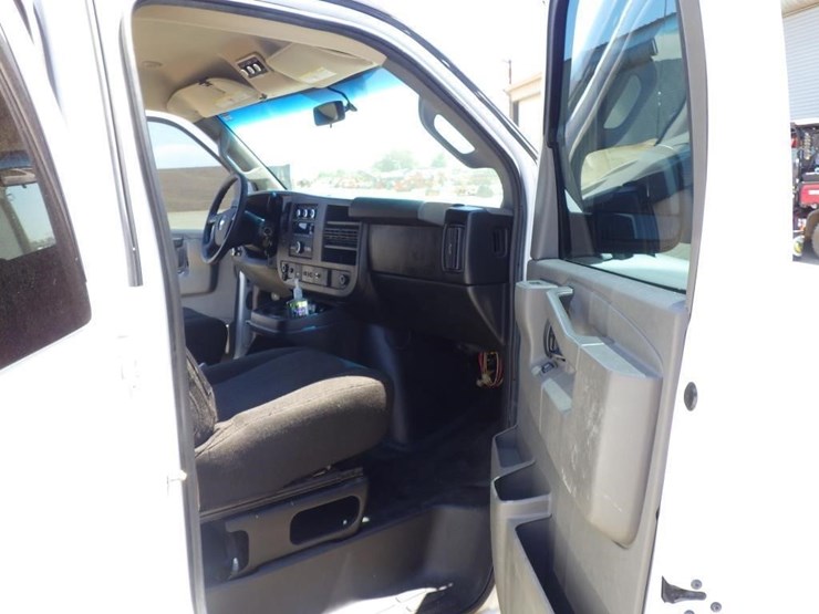 2016-chevrolet-express-3500-image-6