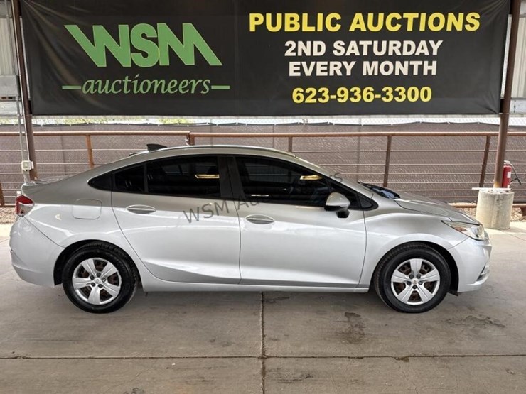 2017-chevrolet-cruze-ls-sdn-image-1