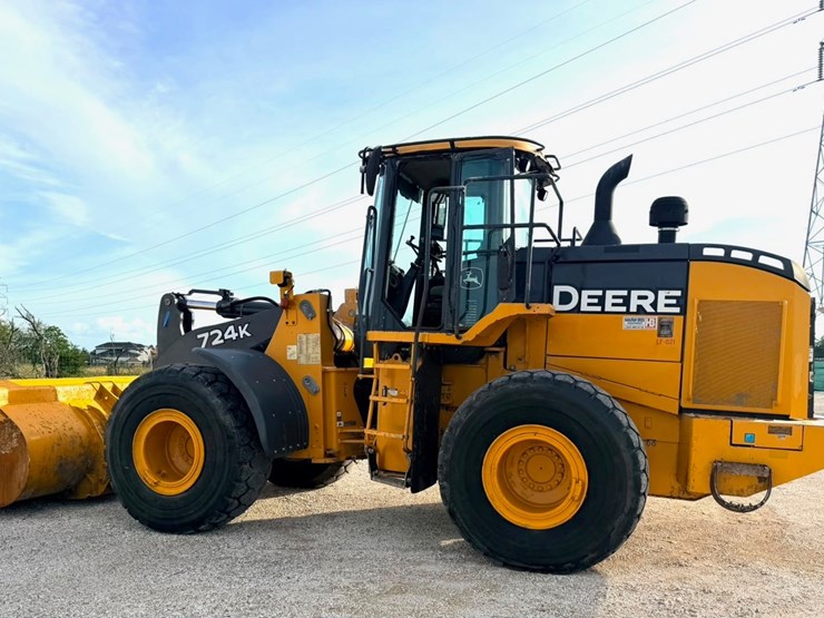2019-deere-724k-image-10